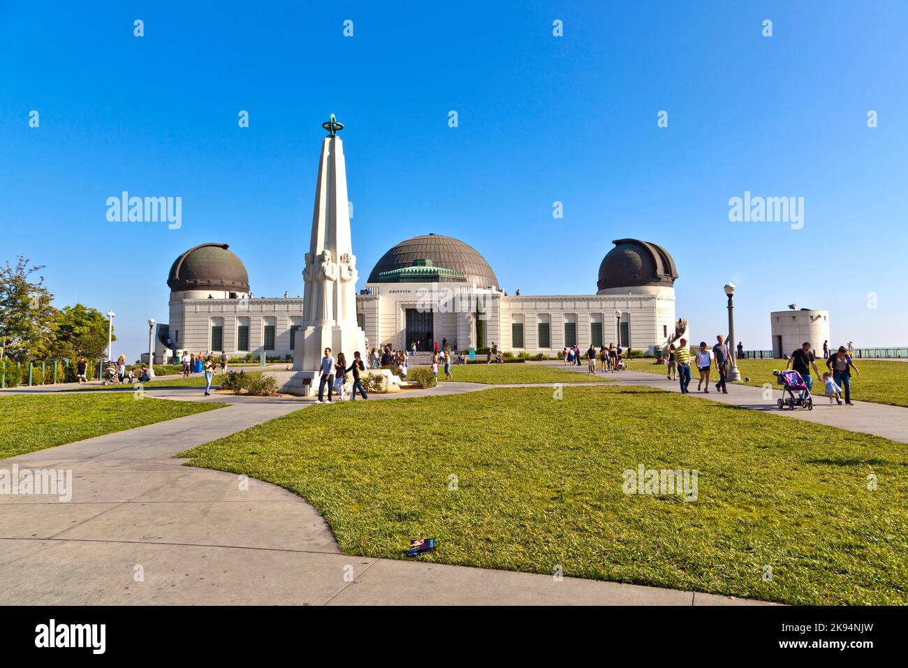 LOS ANGELES, CA - 10. JUNI: Menschen besuchen am 10,2912. Juni das Griffith Observatorium im Griffith Park in Los Angeles. Wegen Grifiths wird der Enran zuletzt Stockfoto