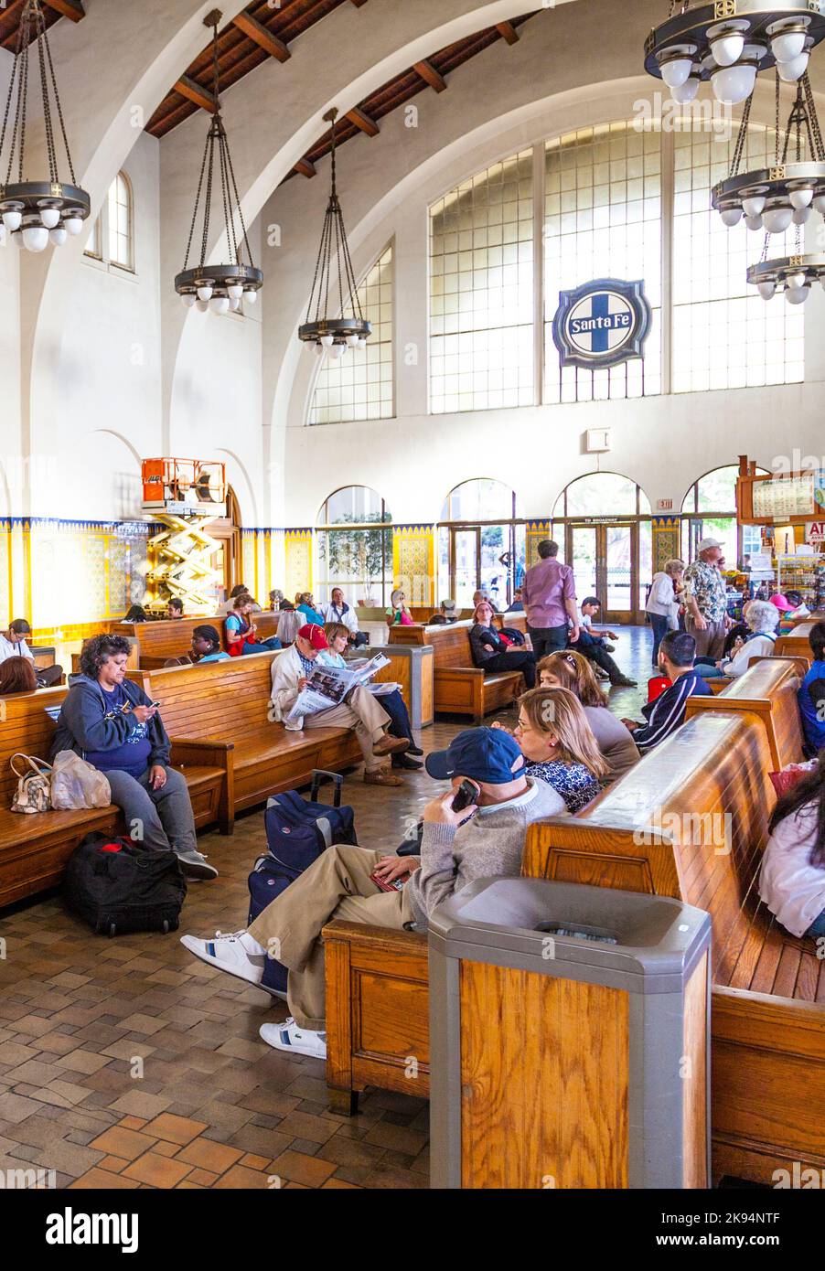 SAN DIEGO, USA - 11. JUNI: Am 11. Juni 2012 warten die Menschen in San Diego, USA, auf die Züge im Union Station. Der spanische Kolonialstil Revival Stati Stockfoto