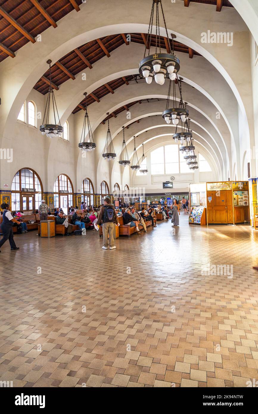 SAN DIEGO, USA - 11. JUNI: Am 11. Juni 2012 warten die Menschen in San Diego, USA, auf die Züge im Union Station. Der spanische Kolonialstil Revival Stati Stockfoto