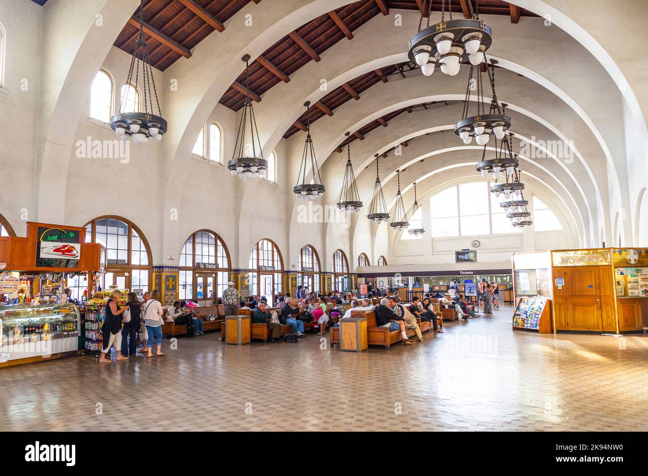 SAN DIEGO, USA - 11. JUNI: Am 11. Juni 2012 warten die Menschen in San Diego, USA, auf die Züge im Union Station. Der spanische Kolonialstil Revival Stati Stockfoto
