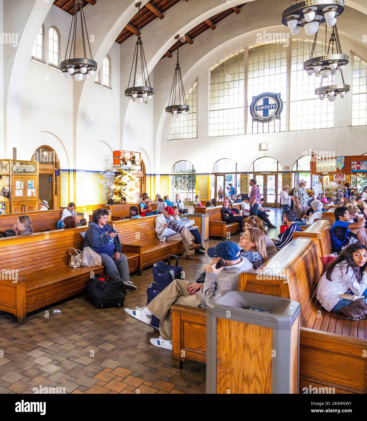 SAN DIEGO, USA - 11. JUNI: Am 11. Juni 2012 warten die Menschen in San Diego, USA, auf die Züge im Union Station. Der spanische Kolonialstil Revival Stati Stockfoto