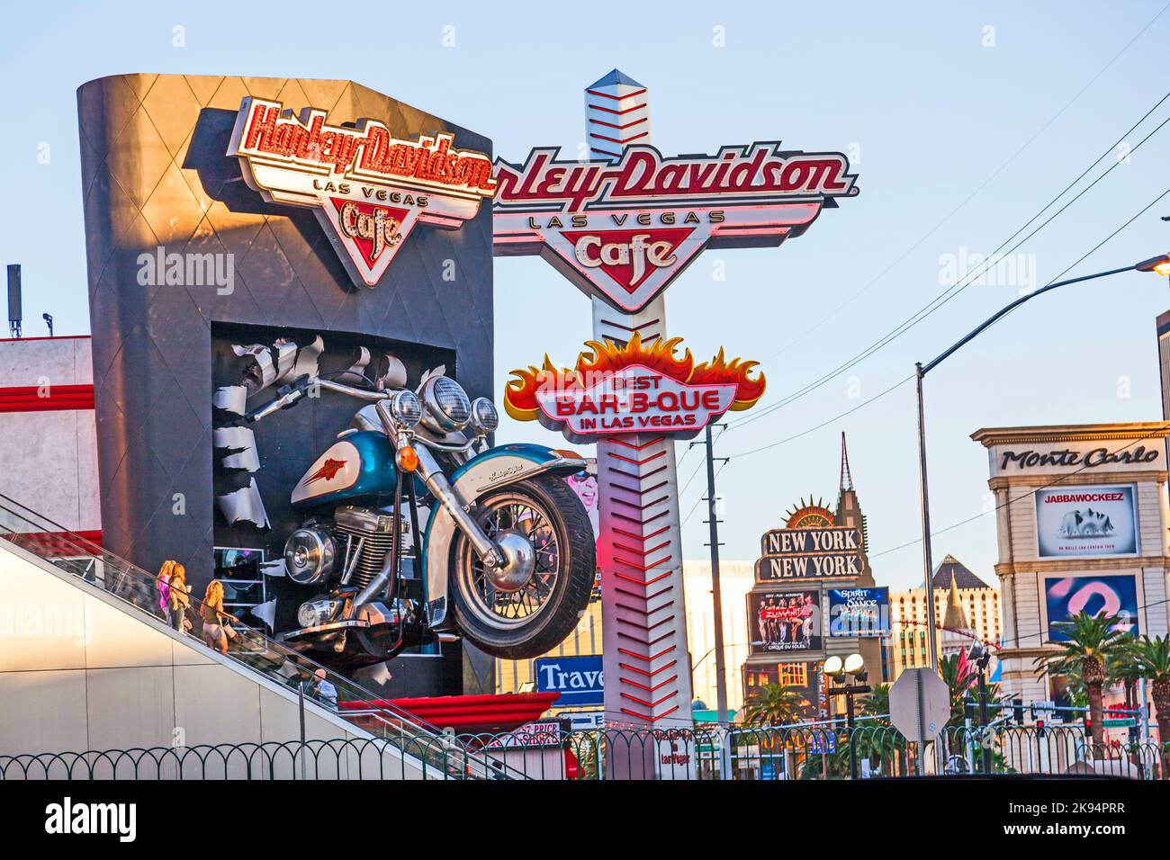 Las Vegas, USA - 15. Juni 2012: Harley Davidson Cafe auf dem Strip in Las Vegas, USA. In der Fassade befindet sich eine Replik im Maßstab 7,1:1 von Sportster Stockfoto