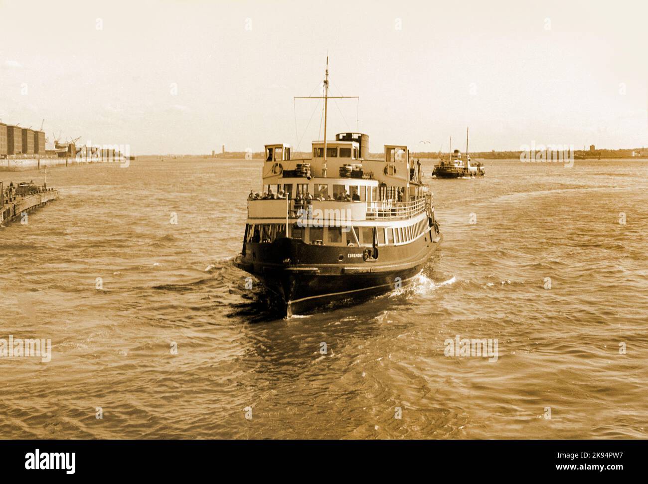 Vintage Liverpool 1968, zwei Fährschiffe eines ist die Egremont-Fähre, die über den Fluss Mersey fährt. Sepia-Bild, grober Körnungseffekt. Stockfoto