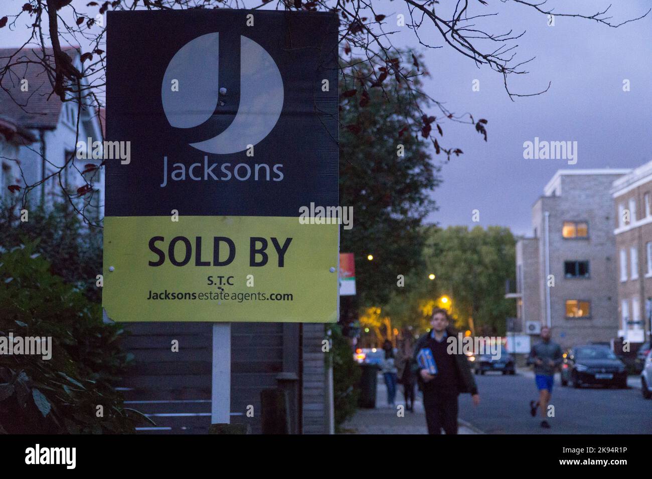 London, Großbritannien, 24. Oktober 2022: Das "for Sale"-Schild eines Immobilienmaklers vor einem Haus in Clapham in der Abenddämmerung. Hohe Zinssätze und die Lebenshaltungskosten dürften einen Abschwung auf dem Wohnungsmarkt verursachen. Anna Watson/Alamy Live News Stockfoto