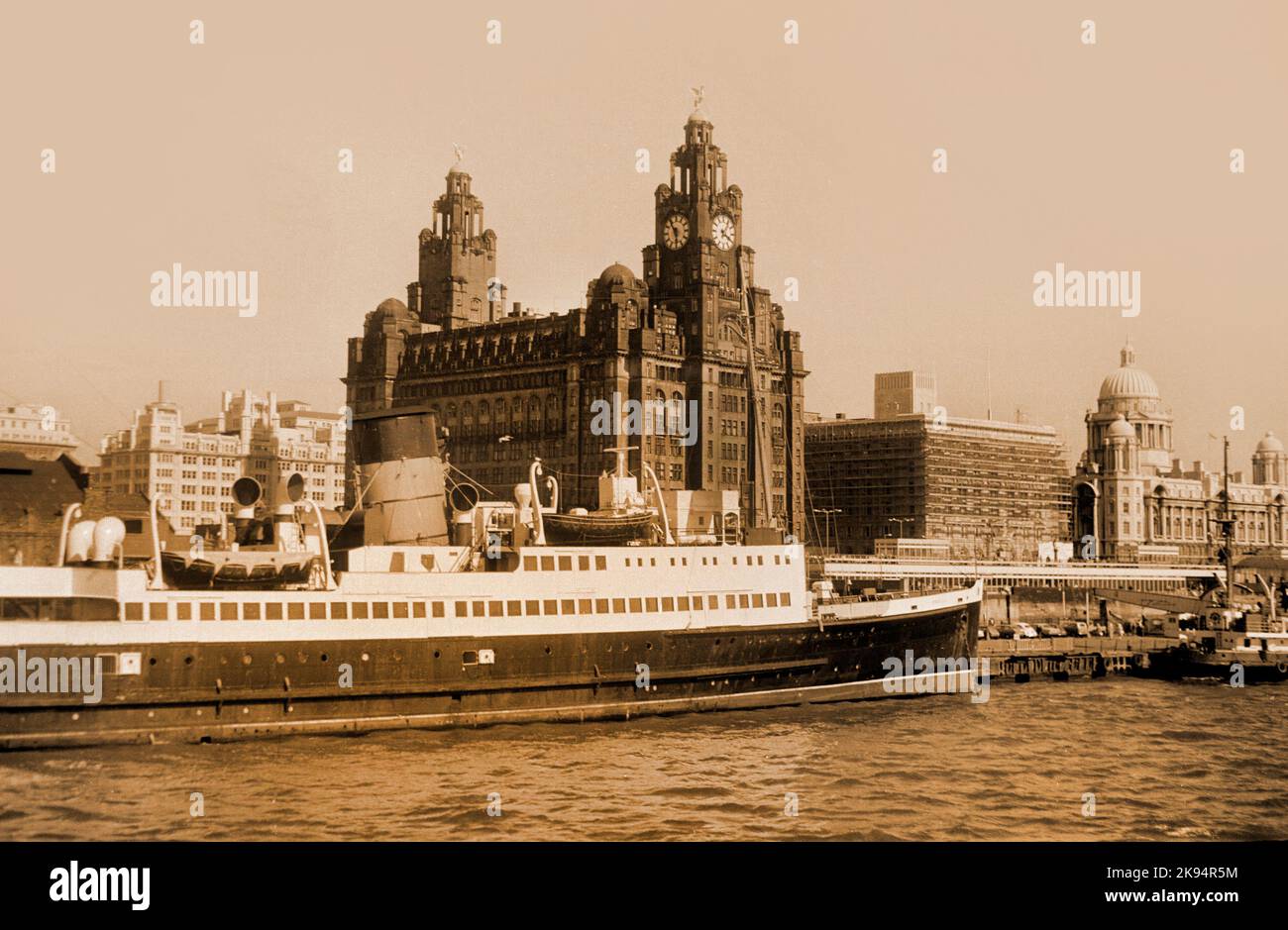 Vintage Liverpool Waterfront um 1968, der Pier Kopf, die Royal Liver Gebäude (vor der späteren Reinigung) die Isle of man Fähre ist angedockt. Stockfoto