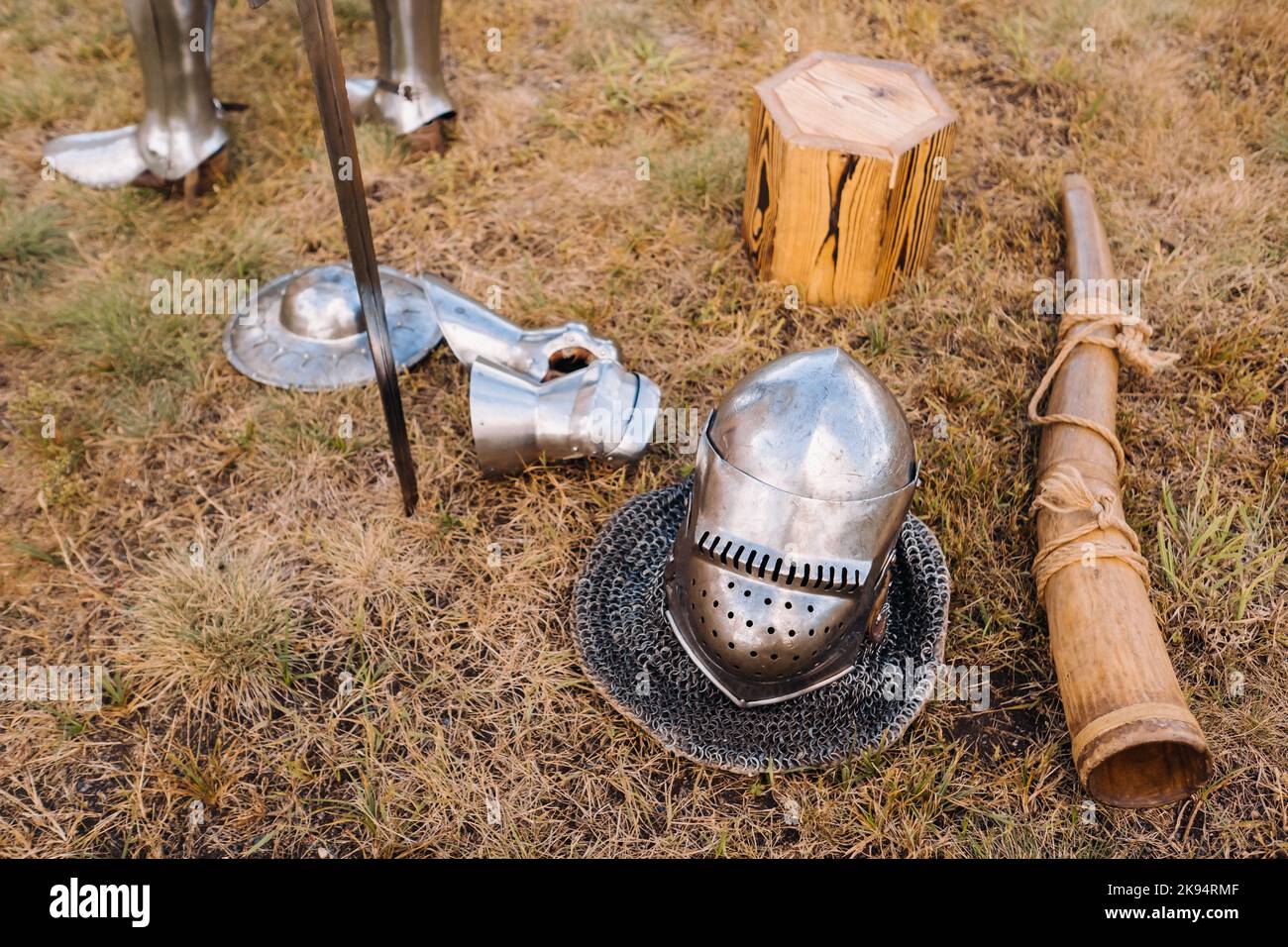 Ritter Helm, Schwert und Kampfhorn auf dem Boden Stockfoto