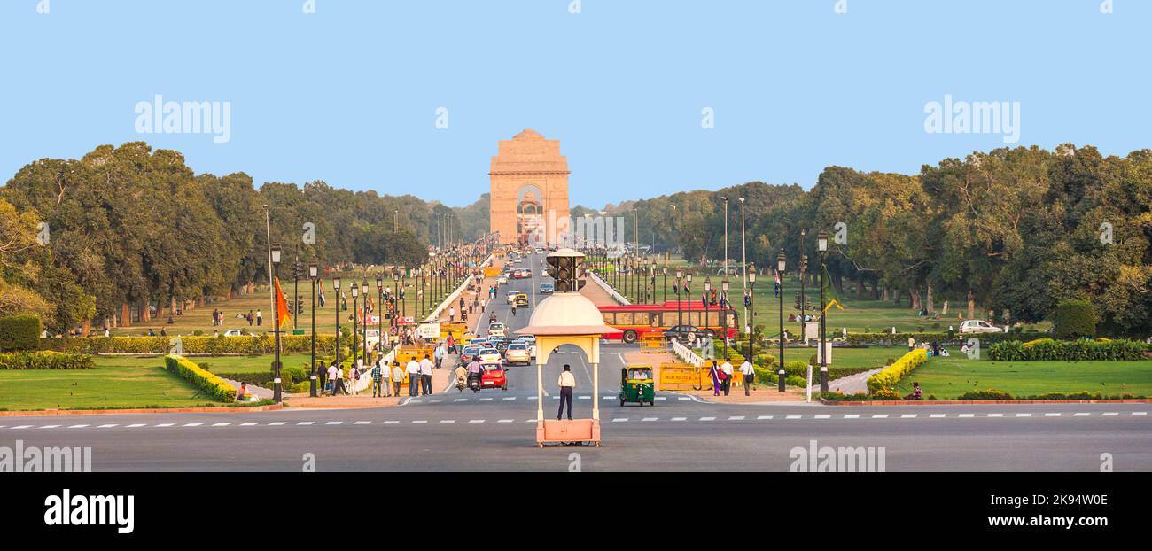 DELHI, INDIEN - NOV 16: Blick auf den Rajpath Boulevard zum India Gate am 16,2012. NOV in Delhi, Indien. (Rajpath ist der zeremonielle Boulevard in Neu-Delhi. Para Stockfoto