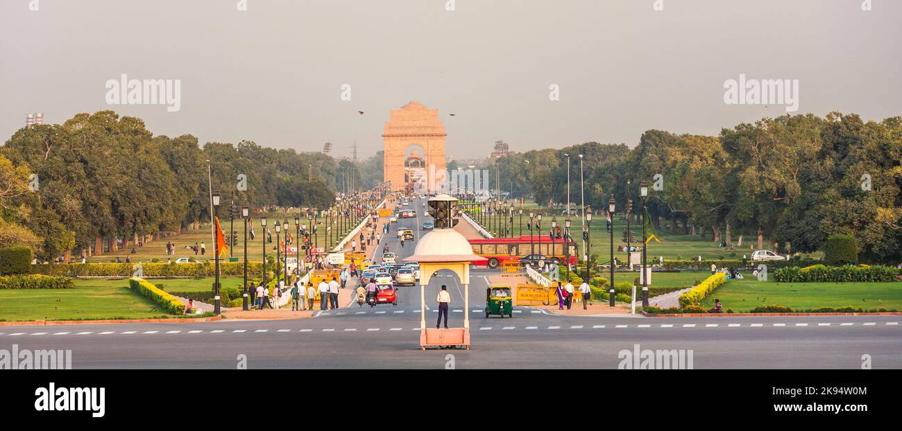 DELHI, INDIEN - NOV 16: Blick auf den Rajpath Boulevard zum India Gate am 16,2012. NOV in Delhi, Indien. (Rajpath ist der zeremonielle Boulevard in Neu-Delhi. Para Stockfoto