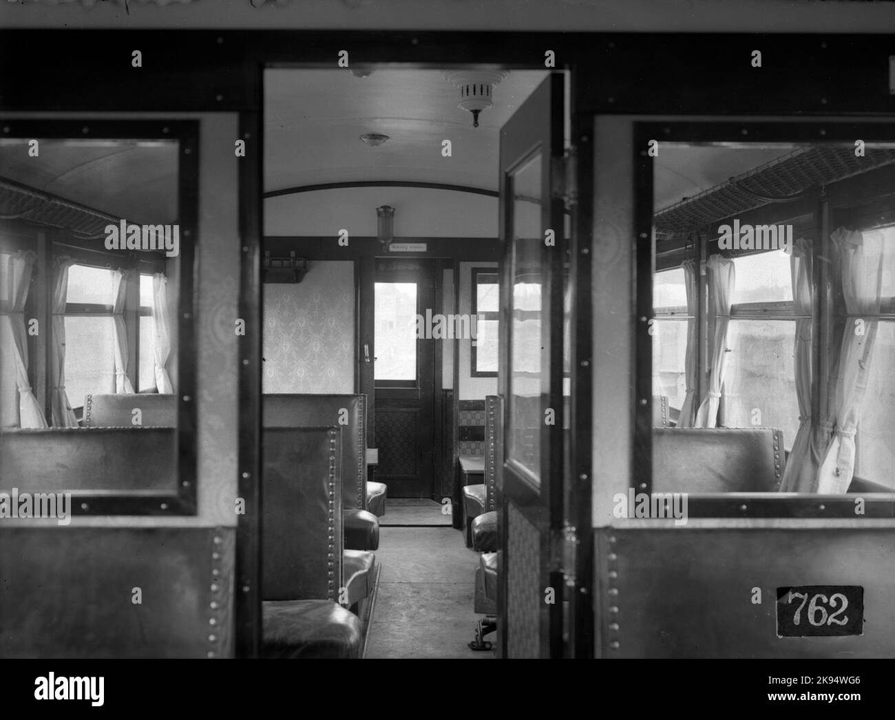 Der Innenraum des Östra Centrallbanans (ÖCJ) Motorwagens 25, hergestellt von ab Svenska Railway Werkstätten. Schild: Rauchen verboten. Stockfoto