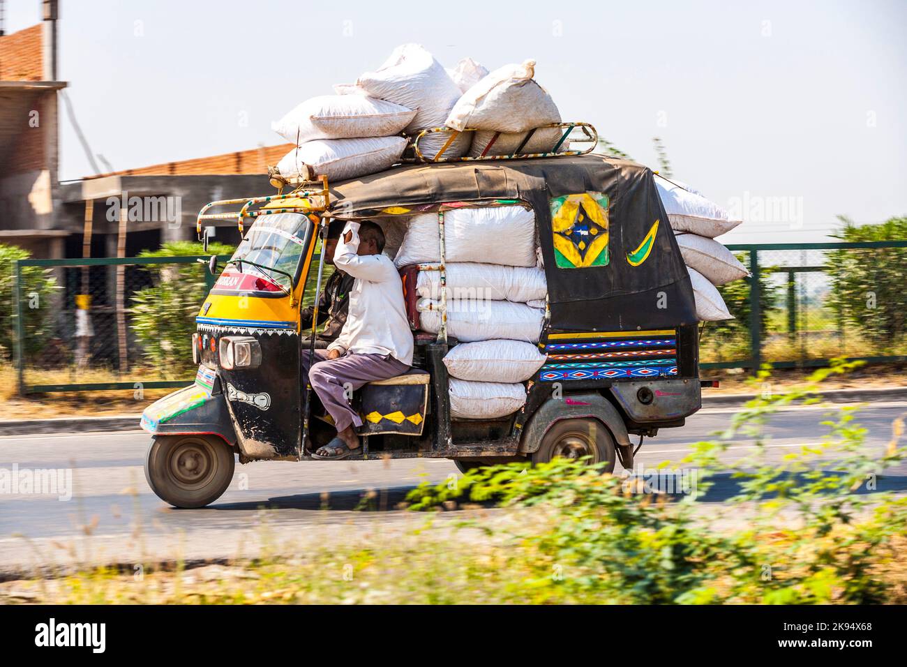 AGRA, INDIEN - OKTOBER 17: Öffentlicher Verkehr in Indien .Crazy Road scene -LKW mit überladener Ladung am 17. Oktober 2012 in Agra, Indien. Stockfoto