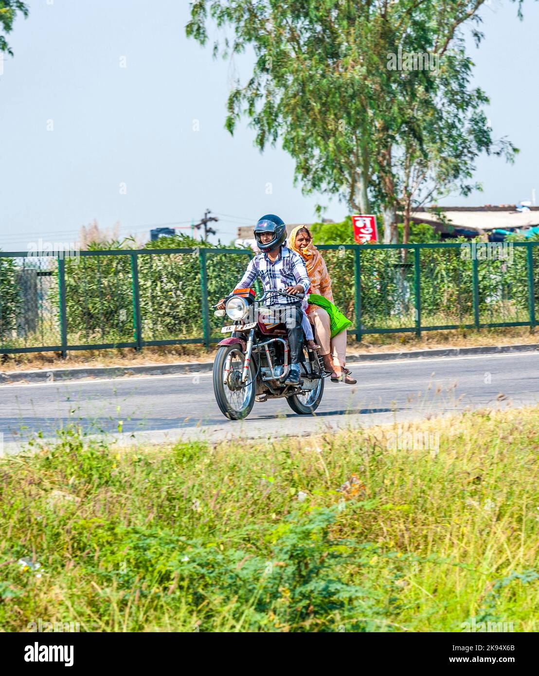 RAJASTHAN, INDIEN - OKTOBER 17: Frau, Mann und Junge fahren Roller auf der Autobahn am 17. Oktober 2012 in Rajasthan, Indien. Bis zu sechs Familienmembe Stockfoto