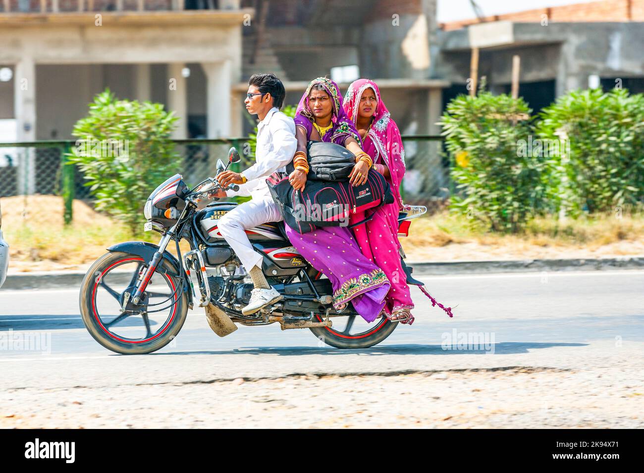 RAJASTHAN - INDIEN - OKTOBER 17: Mann mit Mutter und Frau Reiten Roller auf der Autobahn am 17. Oktober 2012 in Rajasthan, Indien. Bis zu sechs Familienmembe Stockfoto