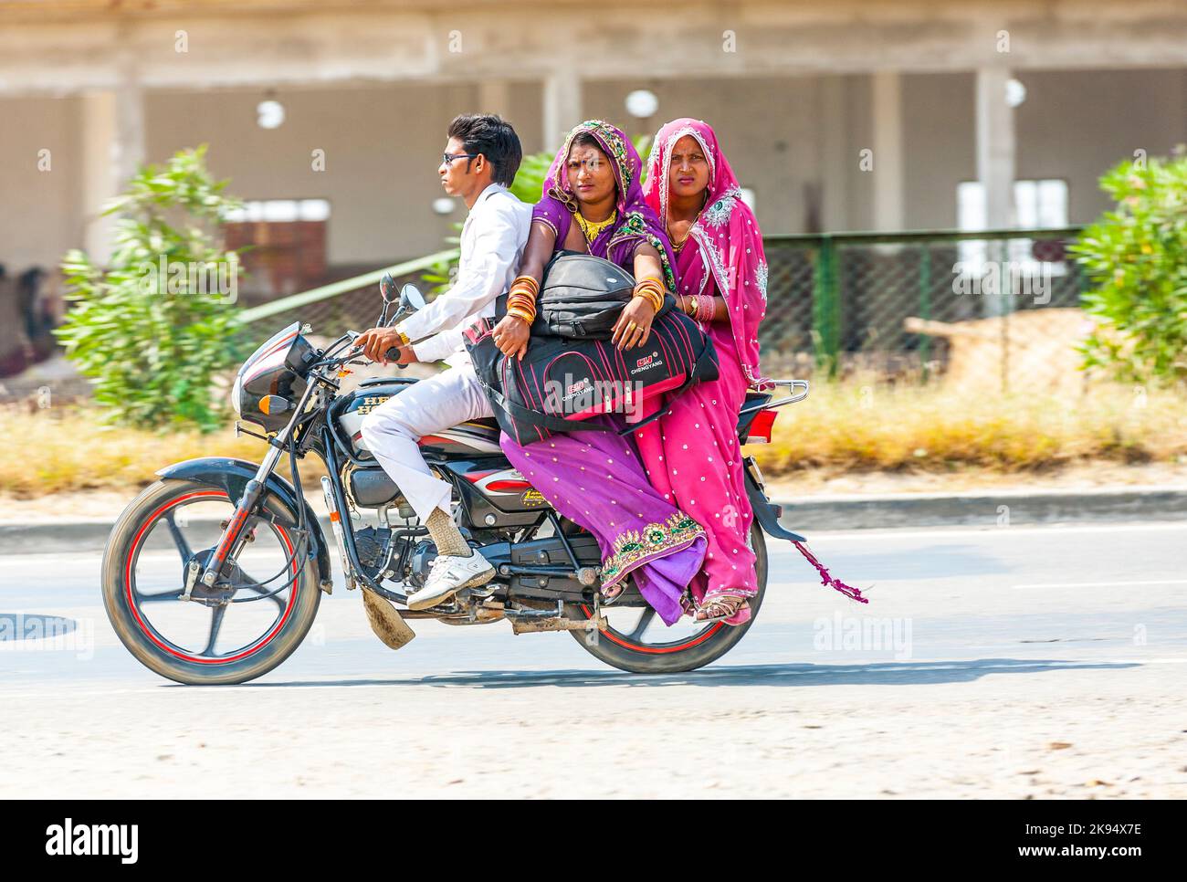 RAJASTHAN - INDIEN - OKTOBER 17: Mann mit Mutter und Frau auf Roller auf der Autobahn am 17. Oktober 2012 in Rajasthan, Indien reiten. Bis zu sechs Familie mich Stockfoto