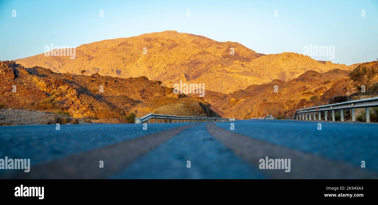 Riesige, wunderschöne Berge und Blick auf fossile Felsen während des frühen Sonnenaufgangs aus den VAE Stockfoto