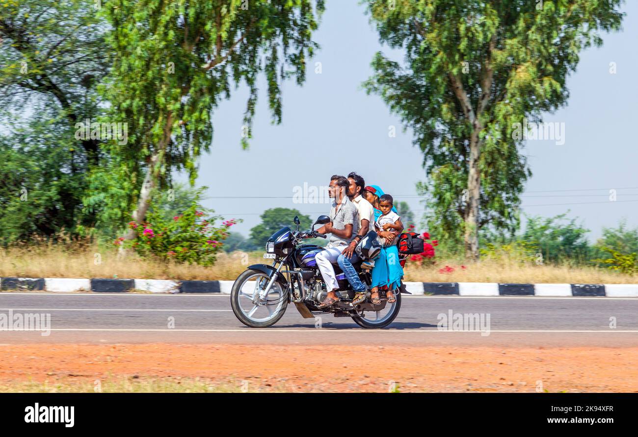 RAJASTHAN - INDIEN - OKTOBER 18: Mutter, Vater und kleines Kind fahren Roller durch geschäftige Autobahn Straße am 18. Oktober 2012 in Rajasthan, Indien. Bis zu Stockfoto