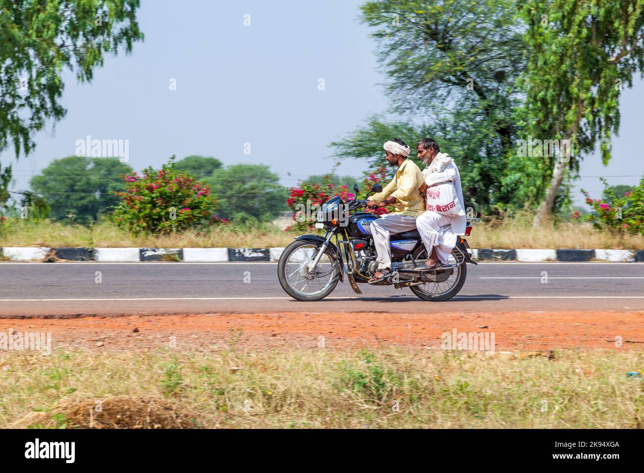 RAJASTHAN - INDIEN - OKTOBER 18: Mutter, Vater und kleines Kind Reiten auf Roller durch verkehrsreiche Autobahn Straße am 28. Oktober 2012 in Rajasthan, Indien. Stockfoto