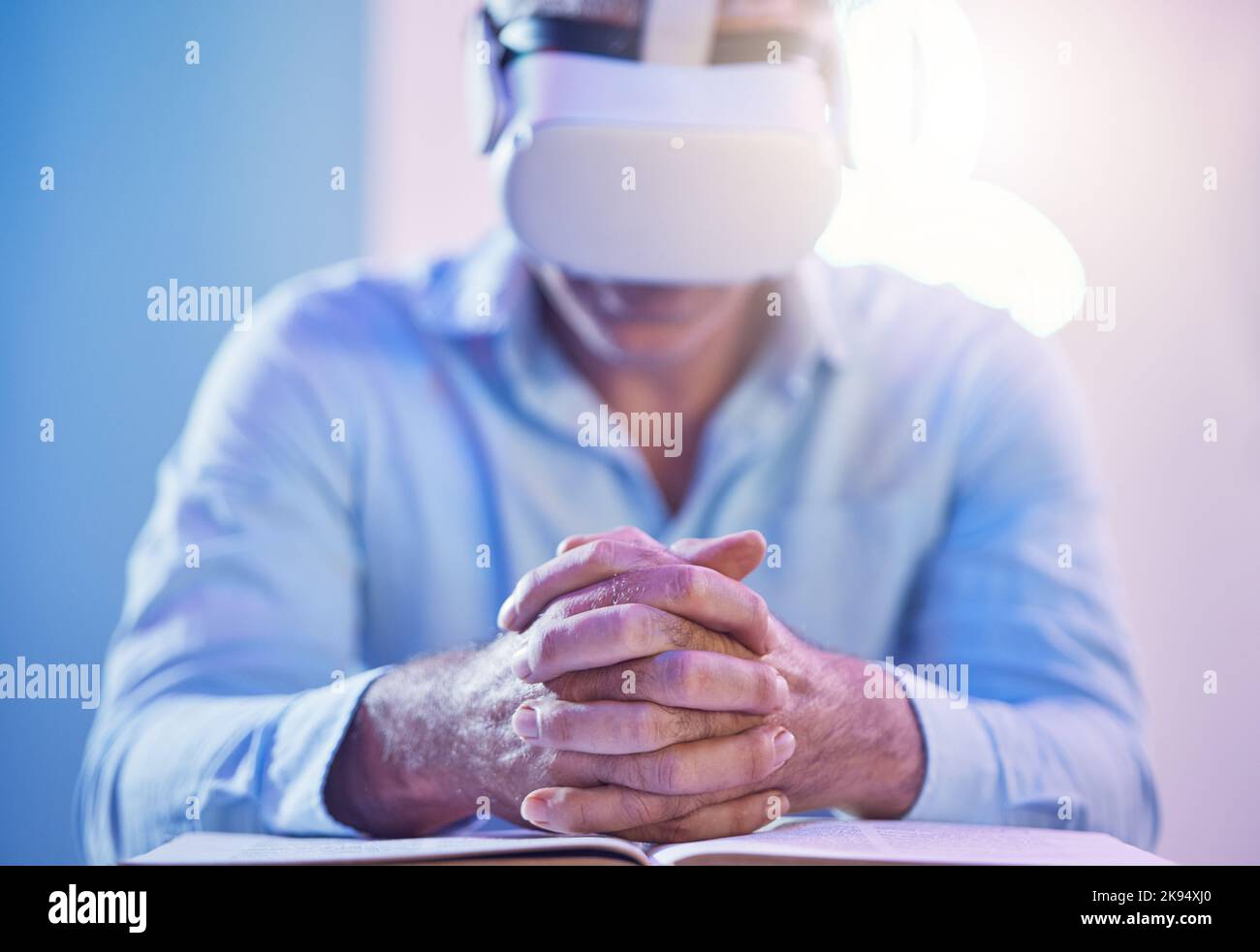 Business, Vr und Geschäftsmann mit Brille, Buch und Informationen in einer Metaverse für die Arbeit. Mitarbeiter lernen durch ai-Technologie, digital kreativ Stockfoto