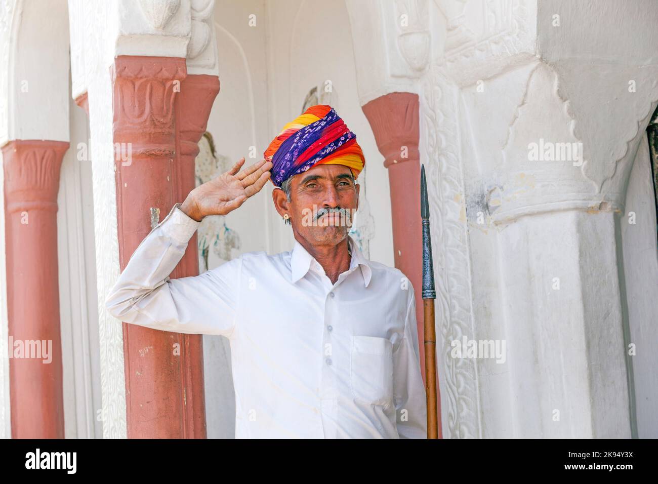 PUSHKAR, INDIEN - 20. OKTOBER: Indischer Empfang von einem Türsteher mit Turban in einem Hotel am 20. Oktober 2012 in Pushkar, Indien. Turbans bekannt als Pagadis in l Stockfoto