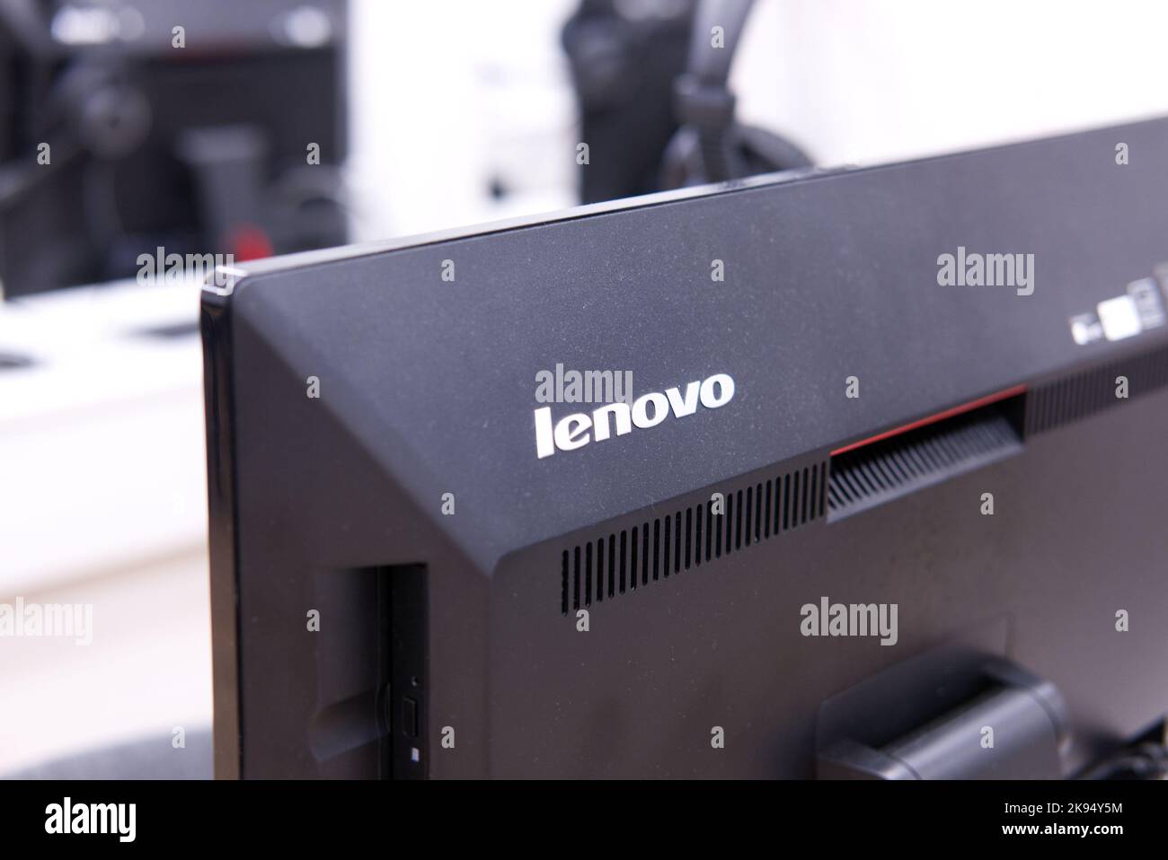 Lublin, Polen. 25. Oktober 2022. Lenovo Logo auf dem LCD-Monitor des Computers Stockfoto