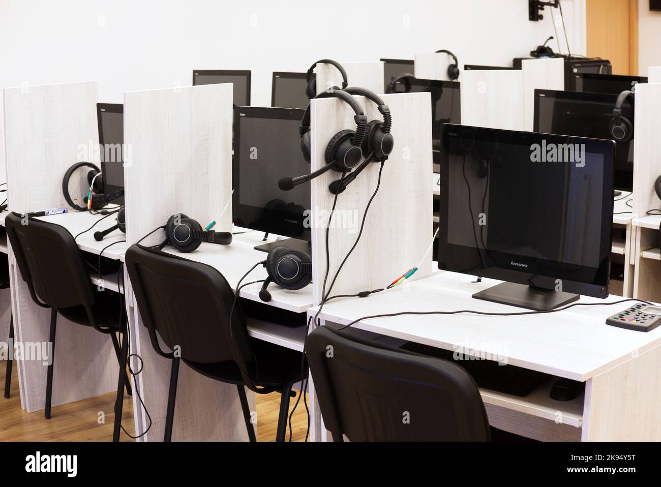 Lublin, Polen. 25. Oktober 2022. Modernes Computerphonetiklabor mit Desktop-Computern, Kopfhörern und Mikrofonen zum Sprachenlernen Stockfoto
