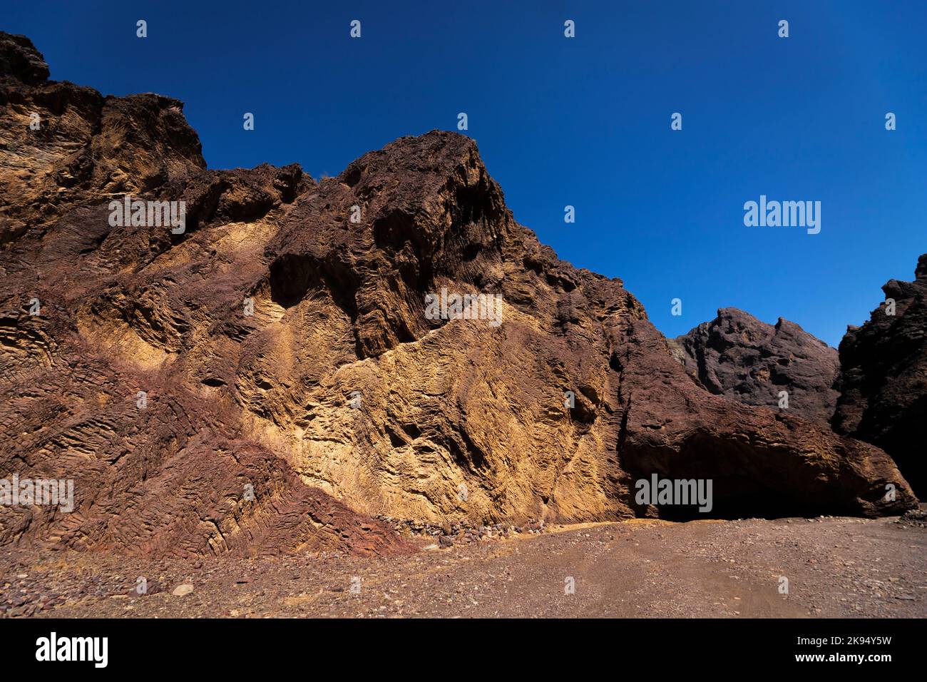 Riesige fossile Felsen und natürlich erstellte Berge aus den Vereinigten Arabischen Emiraten Stockfoto