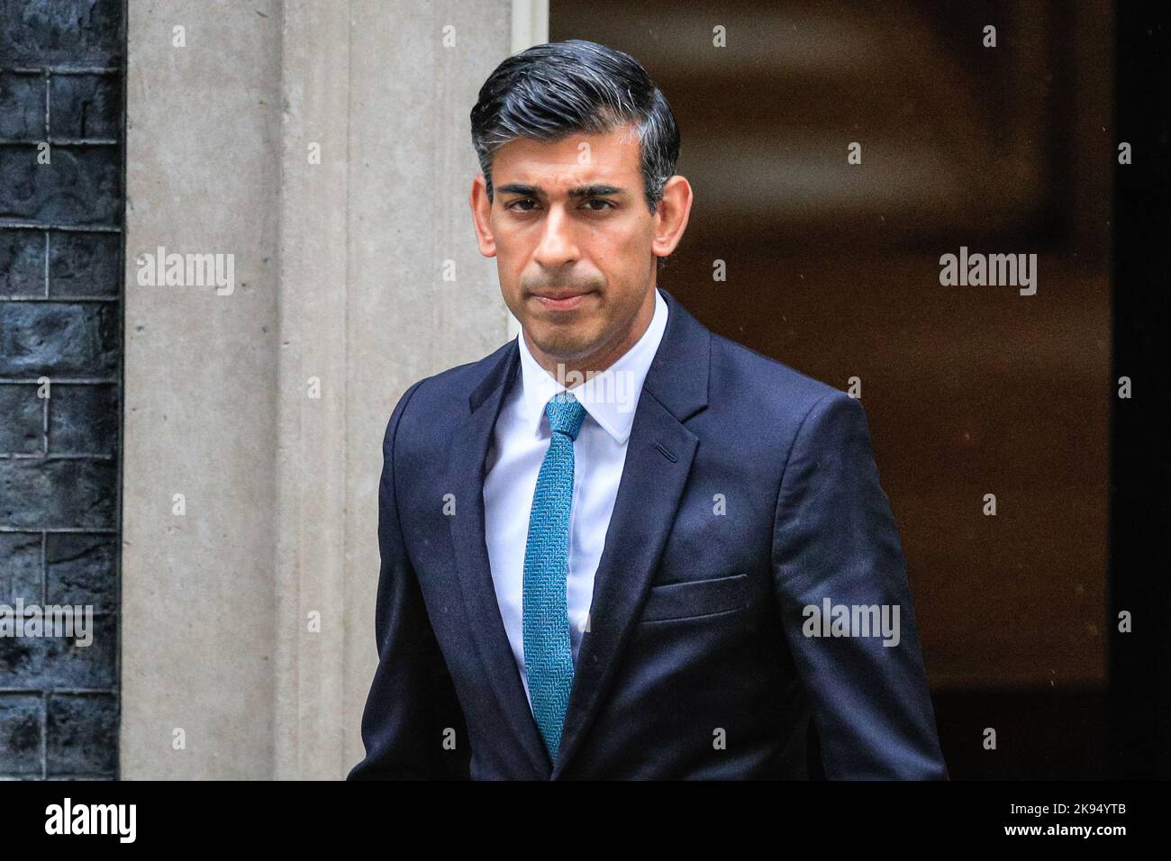 London, Großbritannien. 26. Oktober 2022. Der britische Premierminister Rishi Sunak verlässt heute die Downing Street, um an seinen ersten Fragen des Premierministers (PMQs) im Parlament teilzunehmen. Kredit: Imageplotter/Alamy Live Nachrichten Stockfoto