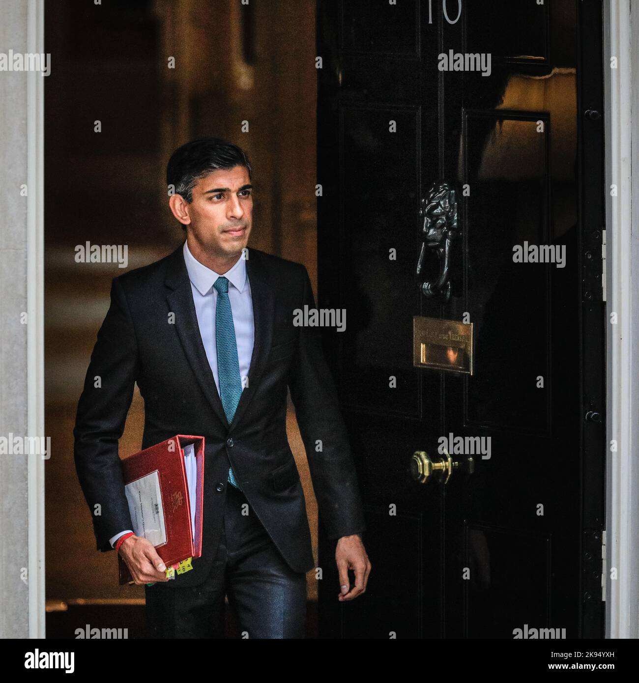 London, Großbritannien. 26. Oktober 2022. Der britische Premierminister Rishi Sunak verlässt heute die Downing Street, um an seinen ersten Fragen des Premierministers (PMQs) im Parlament teilzunehmen. Kredit: Imageplotter/Alamy Live Nachrichten Stockfoto