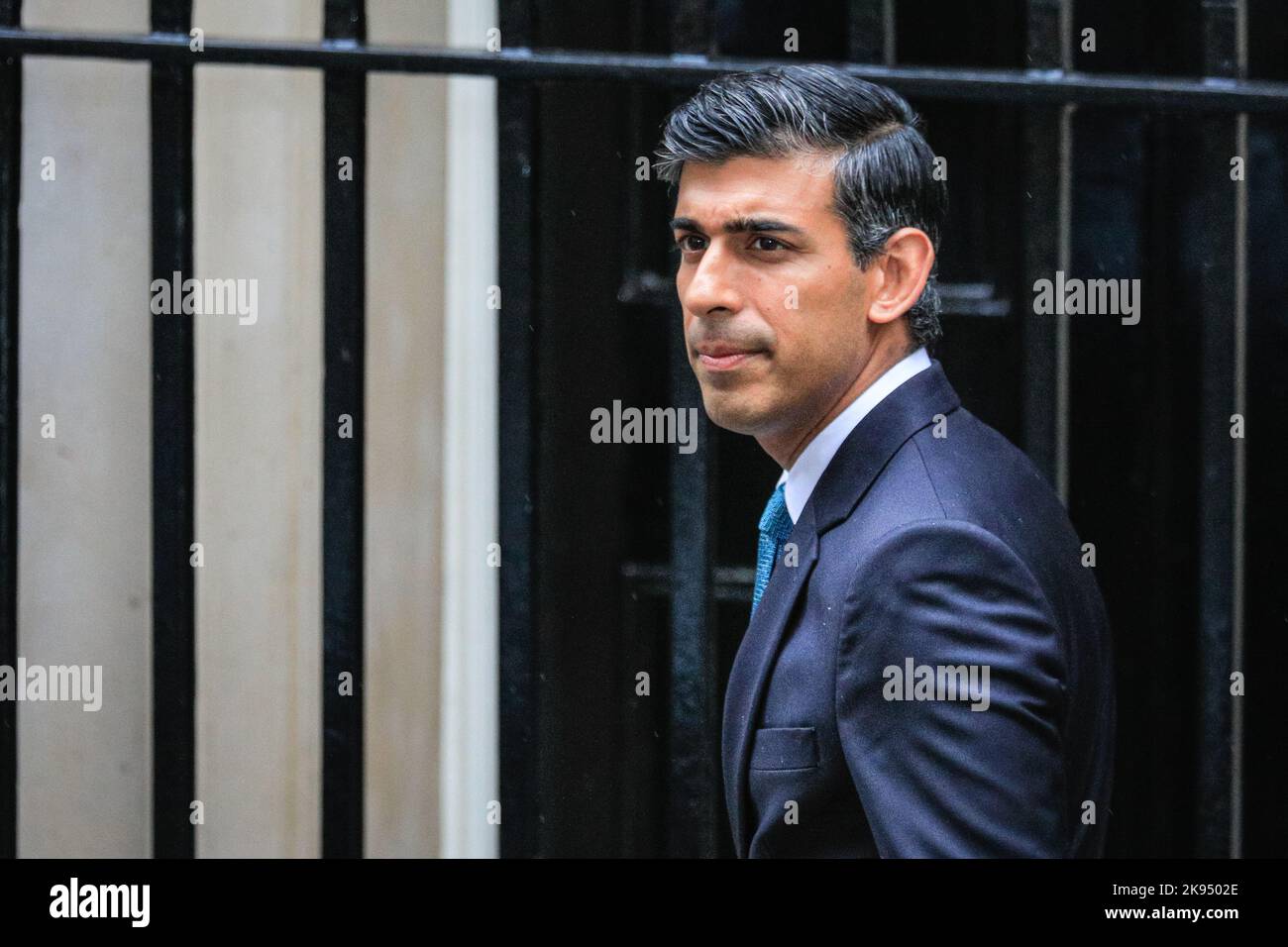 London, Großbritannien. 26. Oktober 2022. Der britische Premierminister Rishi Sunak verlässt heute die Downing Street, um an seinen ersten Fragen des Premierministers (PMQs) im Parlament teilzunehmen. Kredit: Imageplotter/Alamy Live Nachrichten Stockfoto