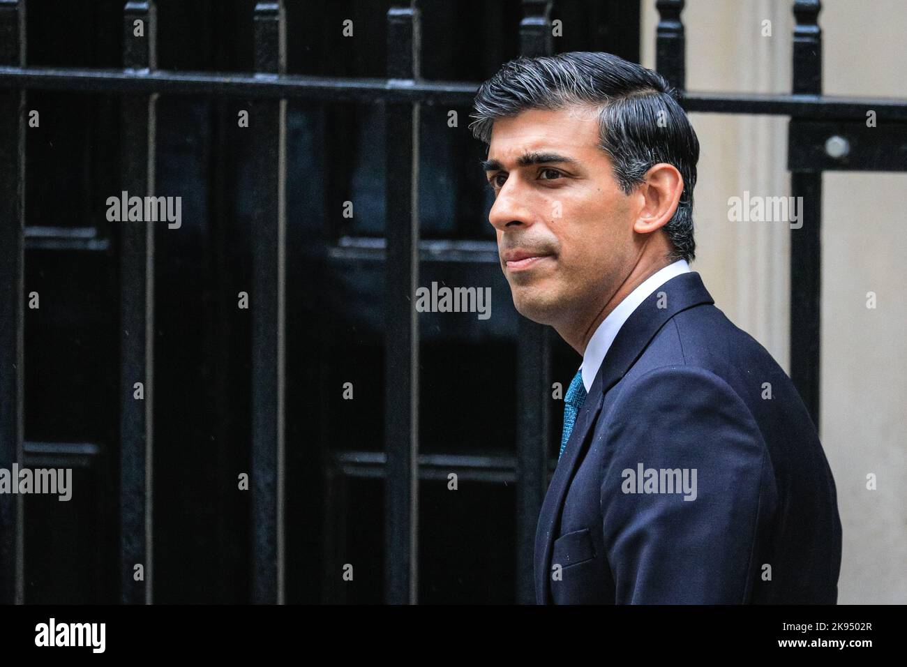 London, Großbritannien. 26. Oktober 2022. Der britische Premierminister Rishi Sunak verlässt heute die Downing Street, um an seinen ersten Fragen des Premierministers (PMQs) im Parlament teilzunehmen. Kredit: Imageplotter/Alamy Live Nachrichten Stockfoto