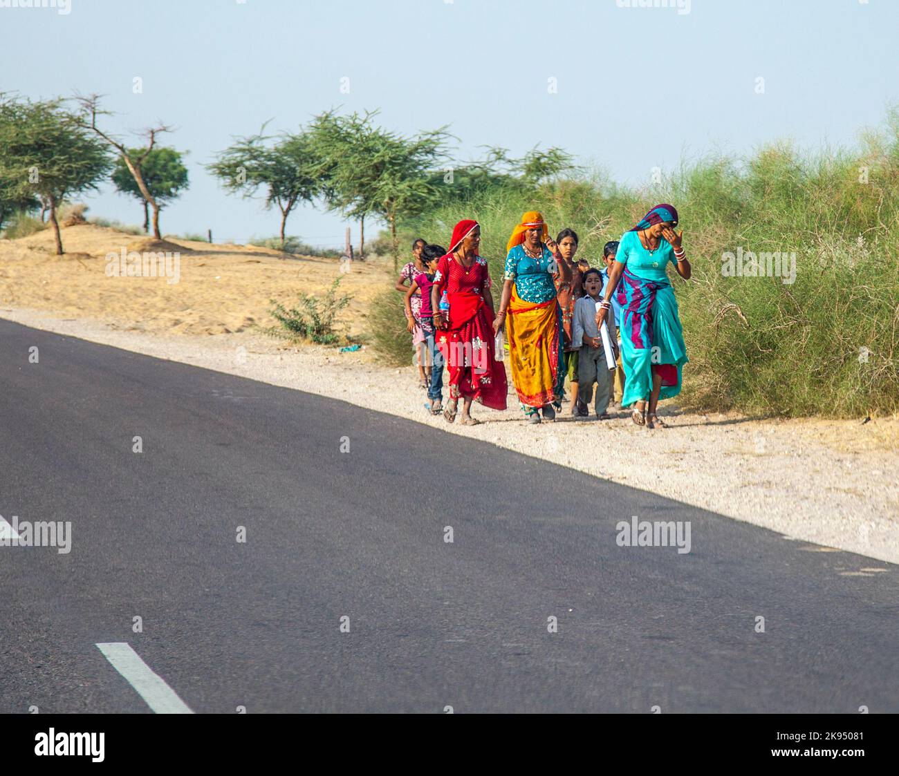 RAJASTHAN, INDIEN - 23. OKTOBER: Unbekannte Mädchen gehen am 23. Oktober 2012 zur Pushkar-Messe in Rajasthan, Indien. Pilger und Kamelhändler strömen Stockfoto