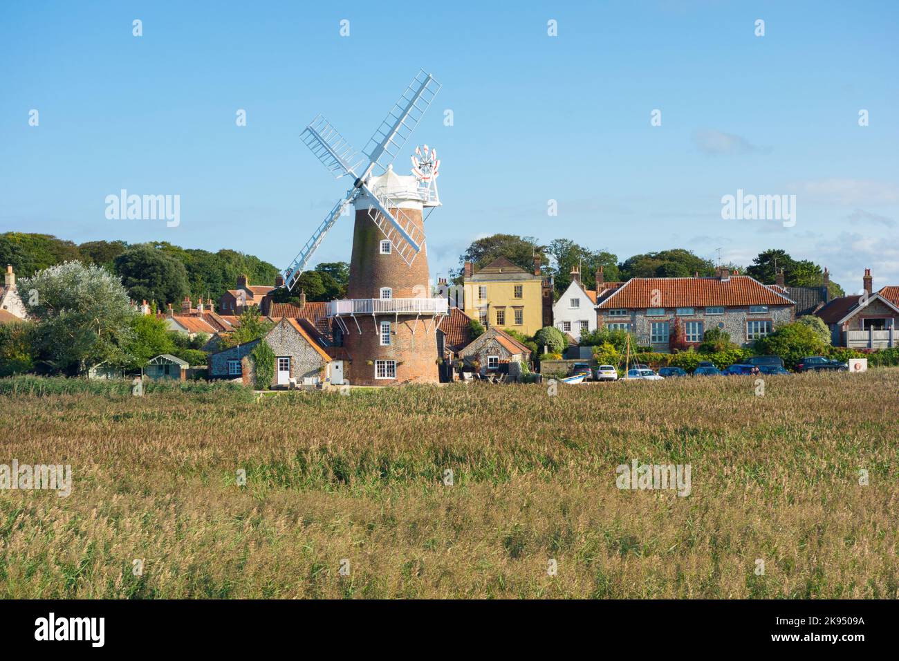 Die Windmühle im Küstendorf Cley am Meer in Norfolk Stockfoto