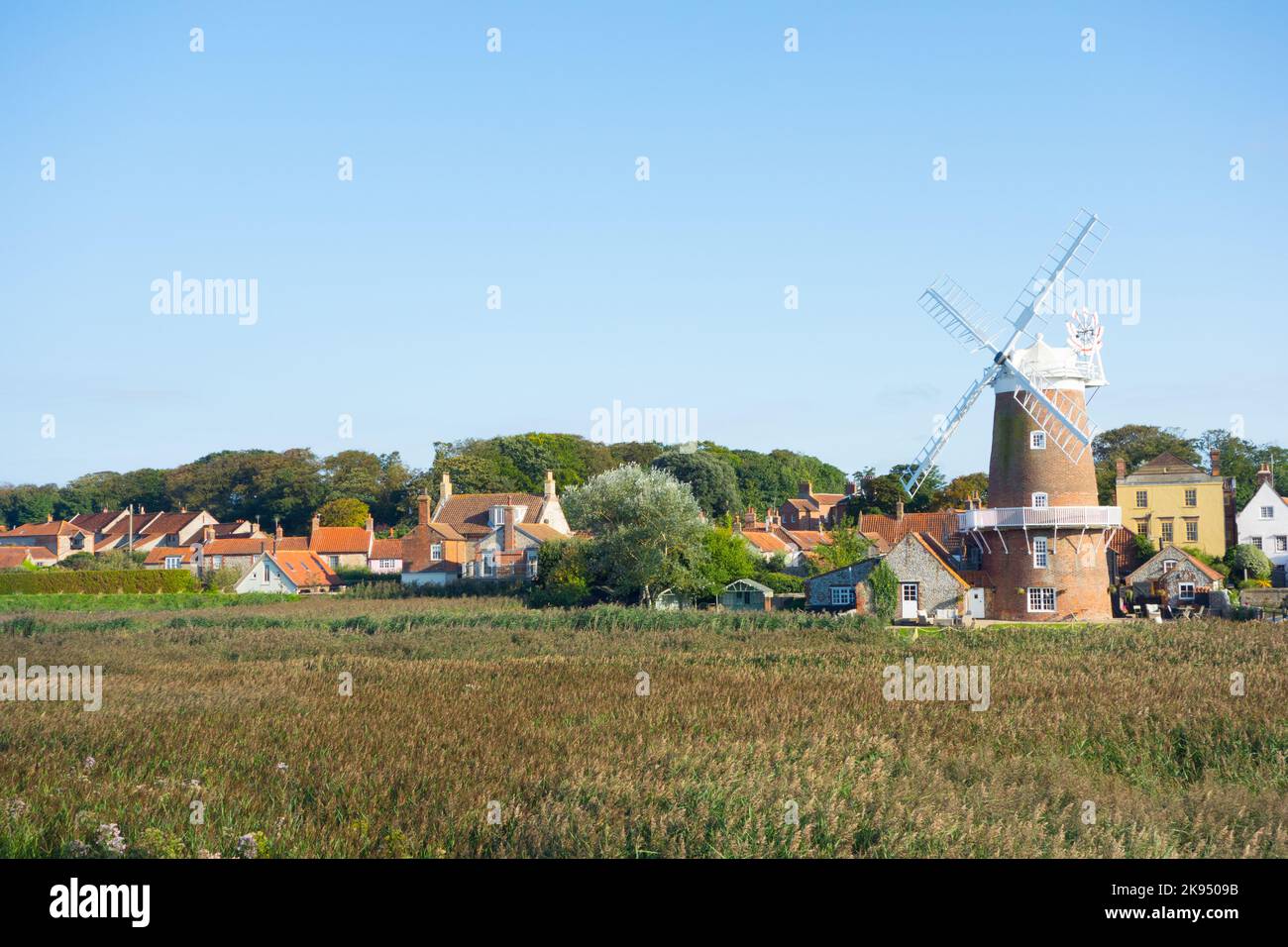 Die Windmühle im Küstendorf Cley am Meer in Norfolk Stockfoto