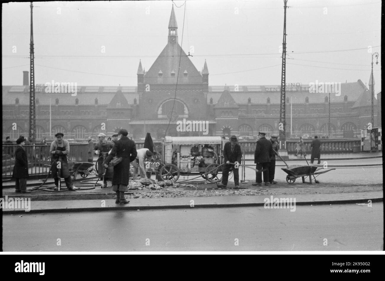 Arbeiten Sie bei Spårvägen außerhalb des Bahnhofs von Kopenhagen. Stockfoto