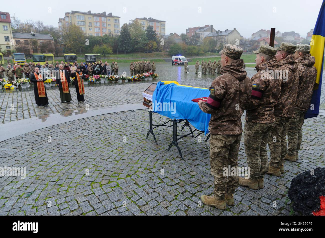 Lviv, Ukraine. 25. Oktober 2022. Trauerfeier des Oberstleutnants Dmytro Kutschynskyi, der während der russischen Invasion in die Ukraine von russischen Terroristentruppen getötet wurde. Russland marschierte am 24. Februar 2022 in die Ukraine ein und löste damit den größten militärischen Angriff in Europa seit dem Zweiten Weltkrieg aus (Bild: © Mykola Tys/SOPA Images via ZUMA Press Wire) Stockfoto