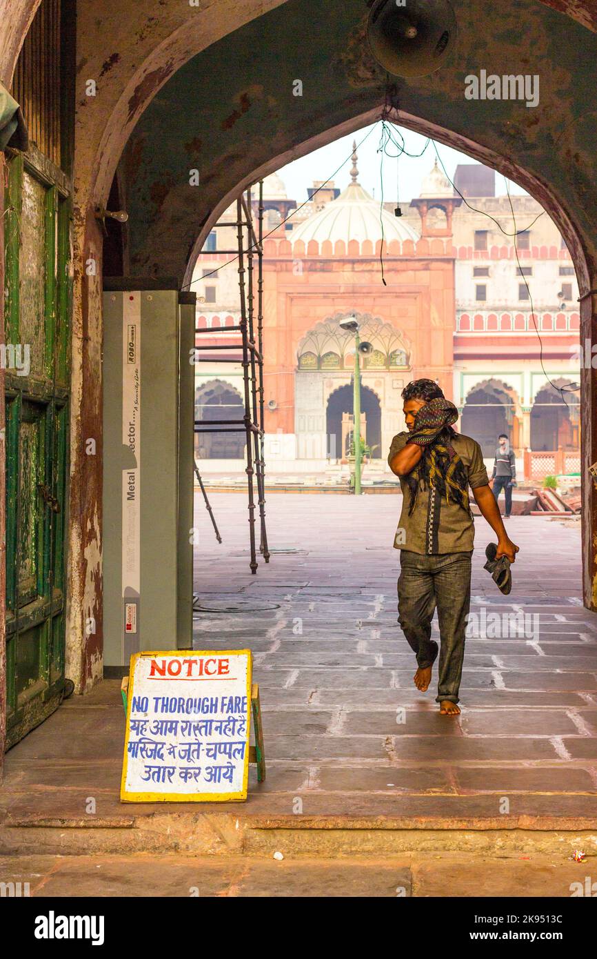 DELHI, INDIEN - 10. NOVEMBER: inder verlässt die Jama-Mashid-Moschee nach dem Morgengebet am 10,2012. November in Delhi, Indien. Während der Zeremonie ist die Moschee cl Stockfoto