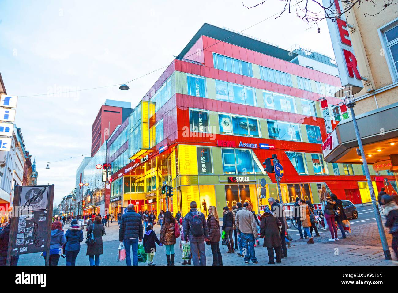 Wiesbaden, Deutschland - 12. Januar 2013: In der Hauptfußgängerzone in Wiesbaden einkaufen Menschen. Diese Einkaufszone ist eine Fußgängerzone mit einem Stockfoto