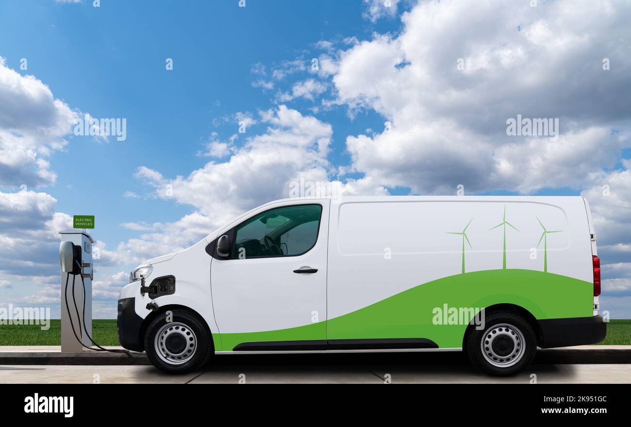 Elektrischer Lieferwagen mit Ladestation für Elektrofahrzeuge. Stockfoto