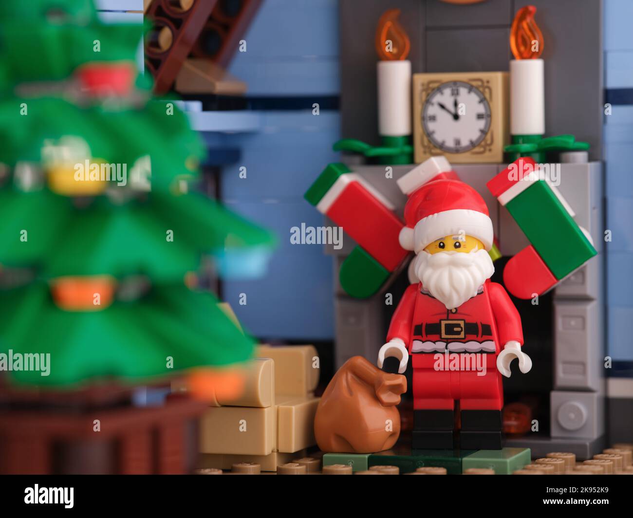 Tambov, Russische Föderation - 25. Oktober 2022 Eine Minifigur des Lego Santa Claus, die neben einem Kamin mit einem Sack Geschenken steht. Nahaufnahme. Stockfoto