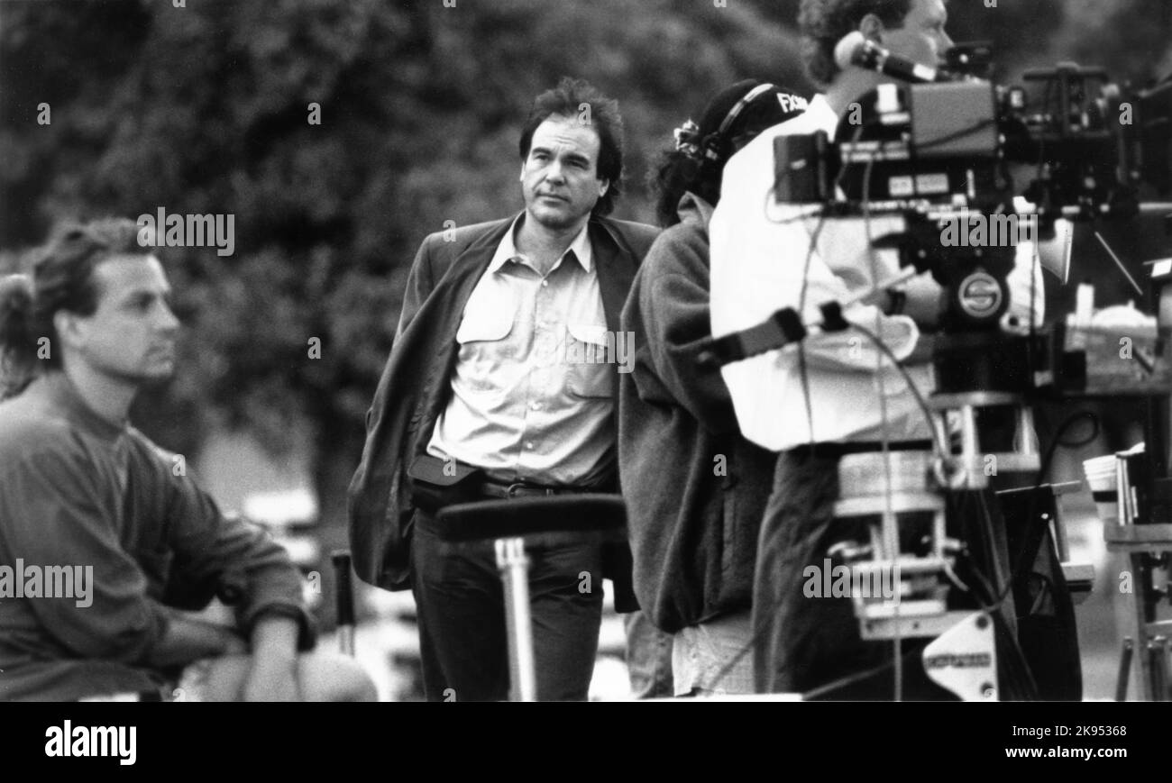 Regisseur OLIVER STONE am Drehort offen mit Camera Crew während der Dreharbeiten zu JFK 1991 Regisseur OLIVER STONE Drehbuch Oliver Stone und Zachary Sklar nach Büchern von Jim Garrison und Jim Marrs Musik John Williams Canal+ / New Regency Productions / Alcor Films / Ixtlan / Camelot / Warner Bros Stockfoto