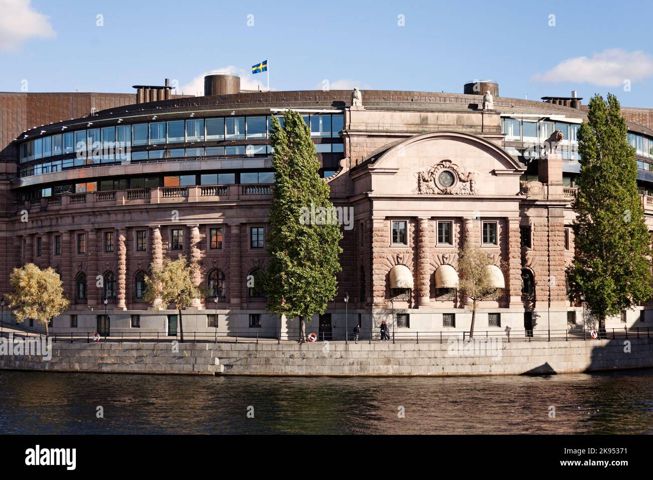Stockholm, Schweden - 10. Oktober 2022: Schwedens parlamentsgebäude von der Brücke aus gesehen Stockfoto