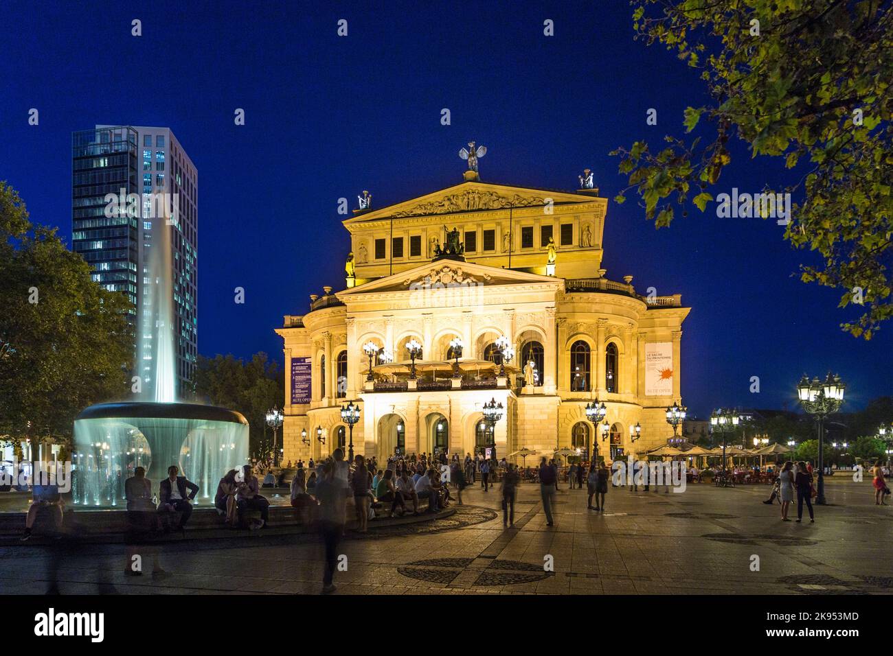 FRANKFURT - SEP 5: Alte Oper in der Nacht am 5. September 2013 in Frankfurt, Deutschland. Die Alte Oper ist ein Konzertsaal, der im Jahr 1970s auf dem Gelände von und wieder erbaut wurde Stockfoto