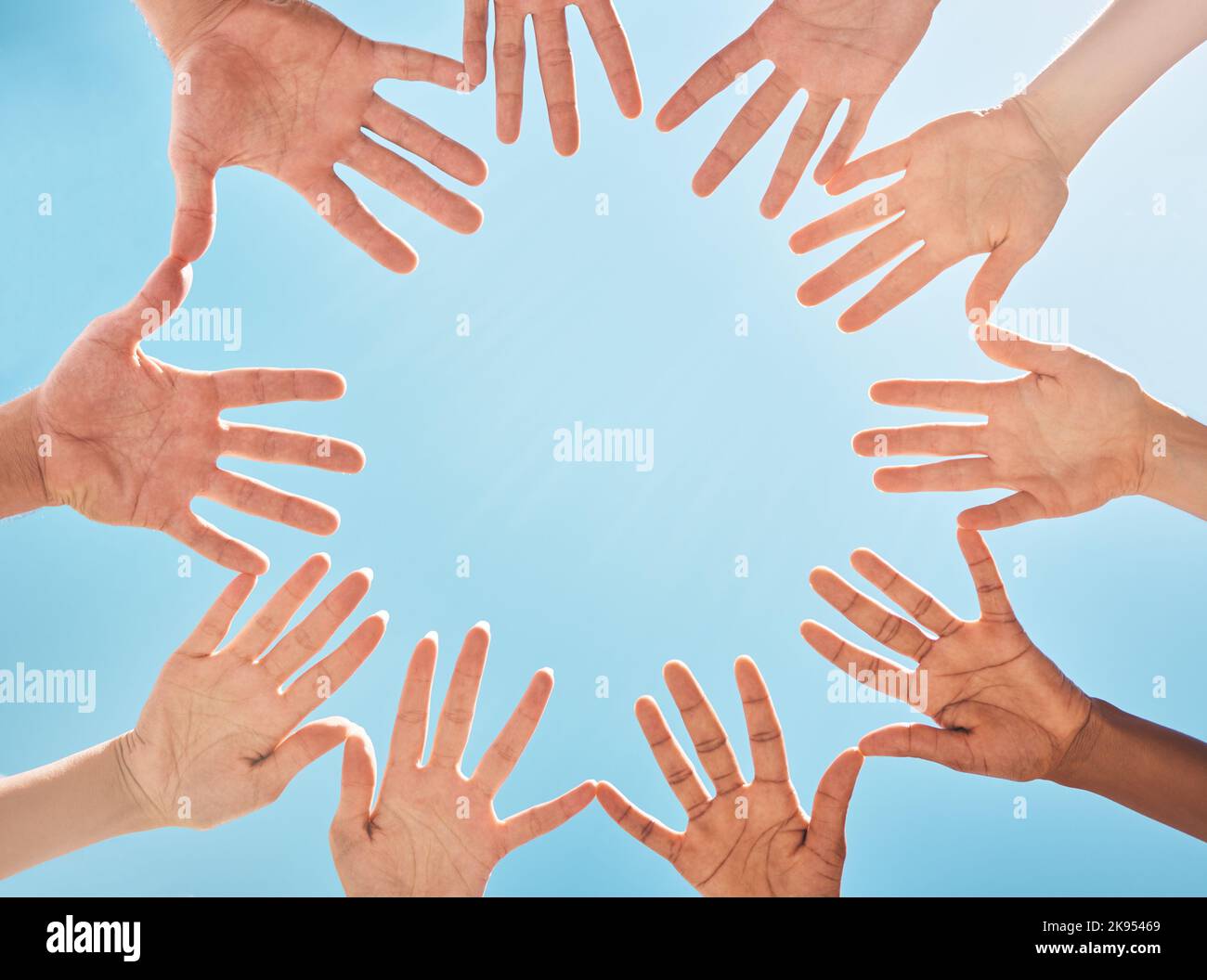 Offene Hände, Kreis- und Diversity-Unterstützung, Menschen und Community-Gruppe und Freiheit des Rassismus auf blauem Himmel Hintergrund. Unter Solidarität, Partnerschaft und Stockfoto