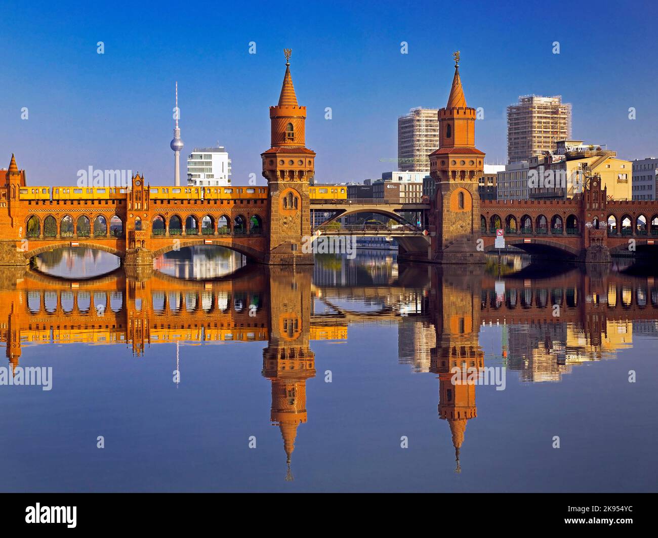 Oberbaumbrücke, Doppelstockbrücke über die Spree mit gelber U-Bahn, Friedrichshain-Kreuzberg, Deutschland, Berlin Stockfoto