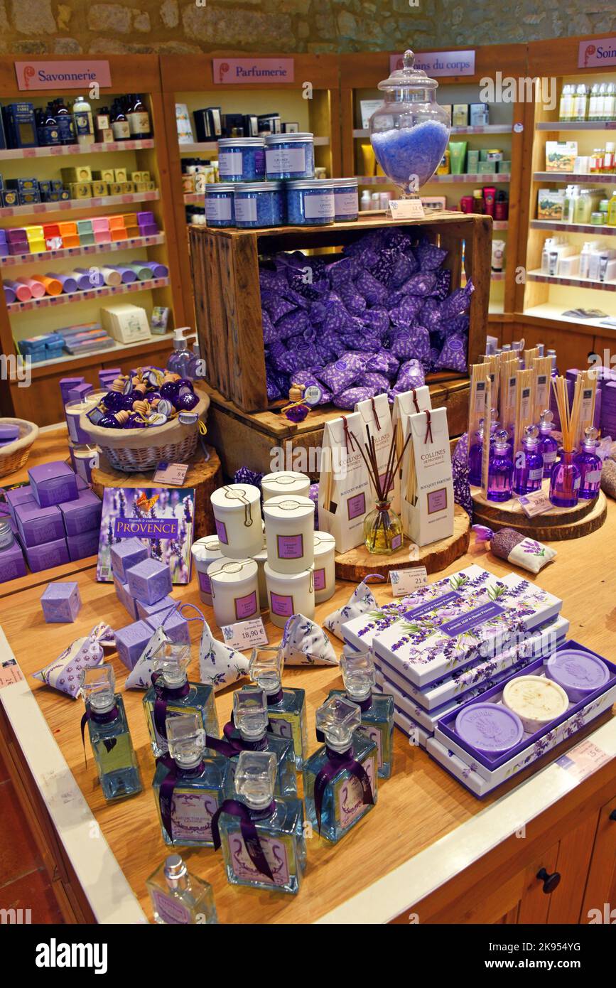 Englischer Lavendel (Lavandula angustifolia, Lavandula officinalis), Abbey Notre Dame de Senanque, Geschäft mit provenzalischen Produkten, Frankreich, Provence, Stockfoto