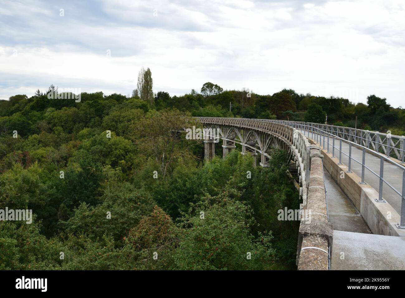 Ehemalige Eisenbahnbrücke, jetzt Fahrrad- und Fußgängerbrücke, Viaduc des Ponts-Neufs, Frankreich, Bretagne, Hillion Stockfoto