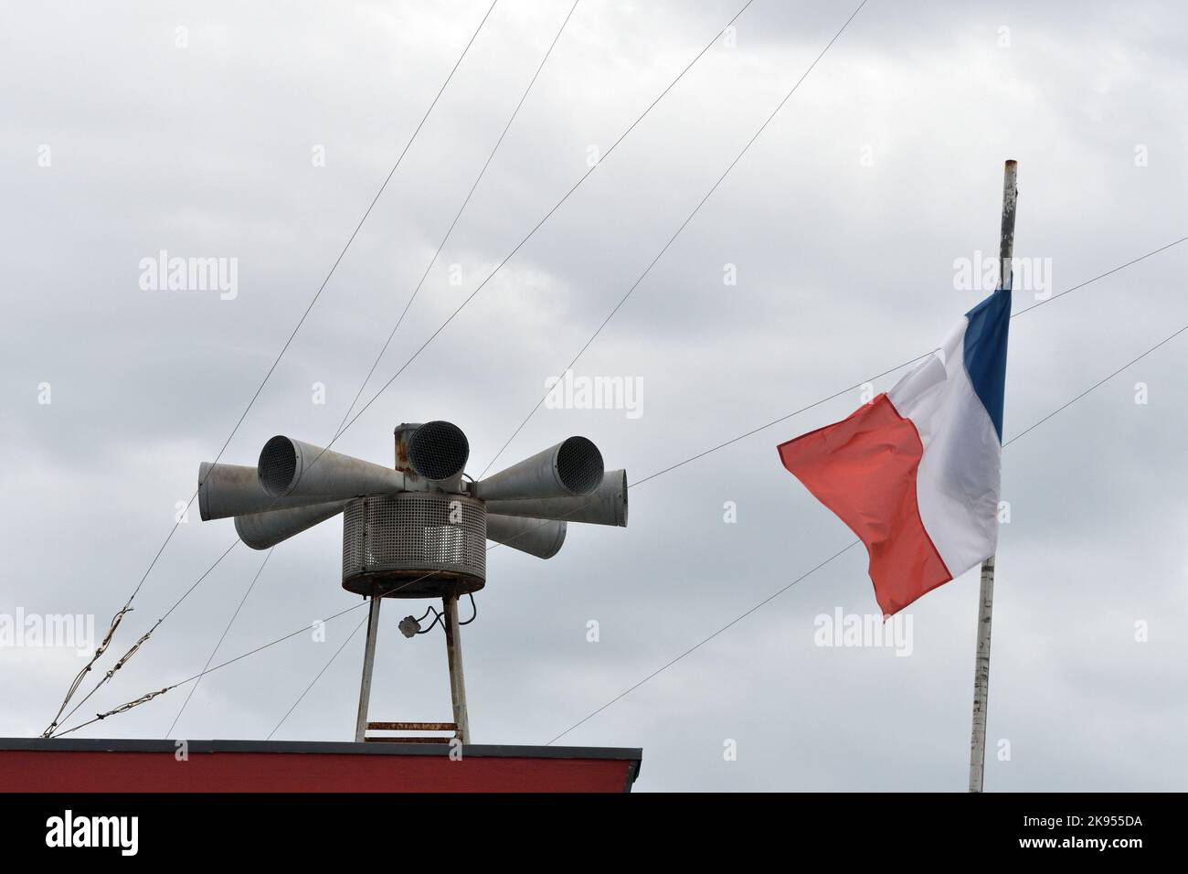 Sirene und französische Flagge, Frankreich, Bretagne Stockfoto