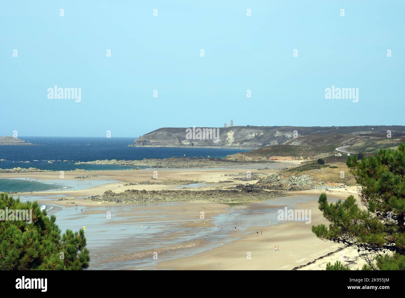 Strand am Cap Frehel bei Ebbe, zwei Leuchttürme im Hintergrund, Frankreich, Bretagne, Departement Cotes-d’Armor, Plewenon Stockfoto