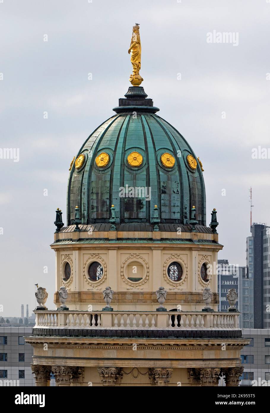 Kuppelturm der Neuen Kirche am Gendarmenmarkt vor neu erbauten Wolkenkratzern, architektonischer Kontrast, Deutschland, Berlin Stockfoto