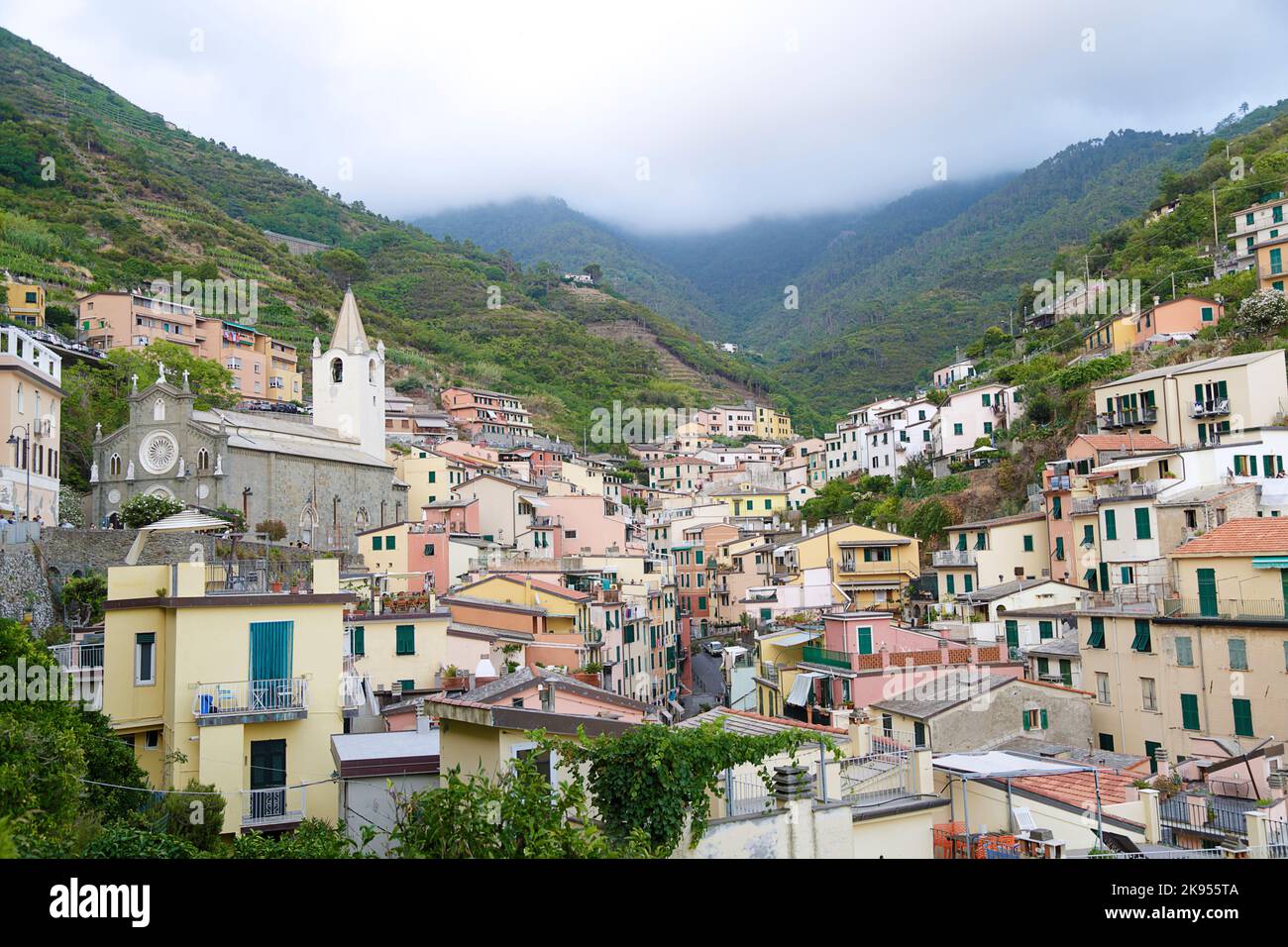 Blick auf die bunten Häuser entlang der Küste der Cinque Terre in Riomaggiore, Italien Stockfoto