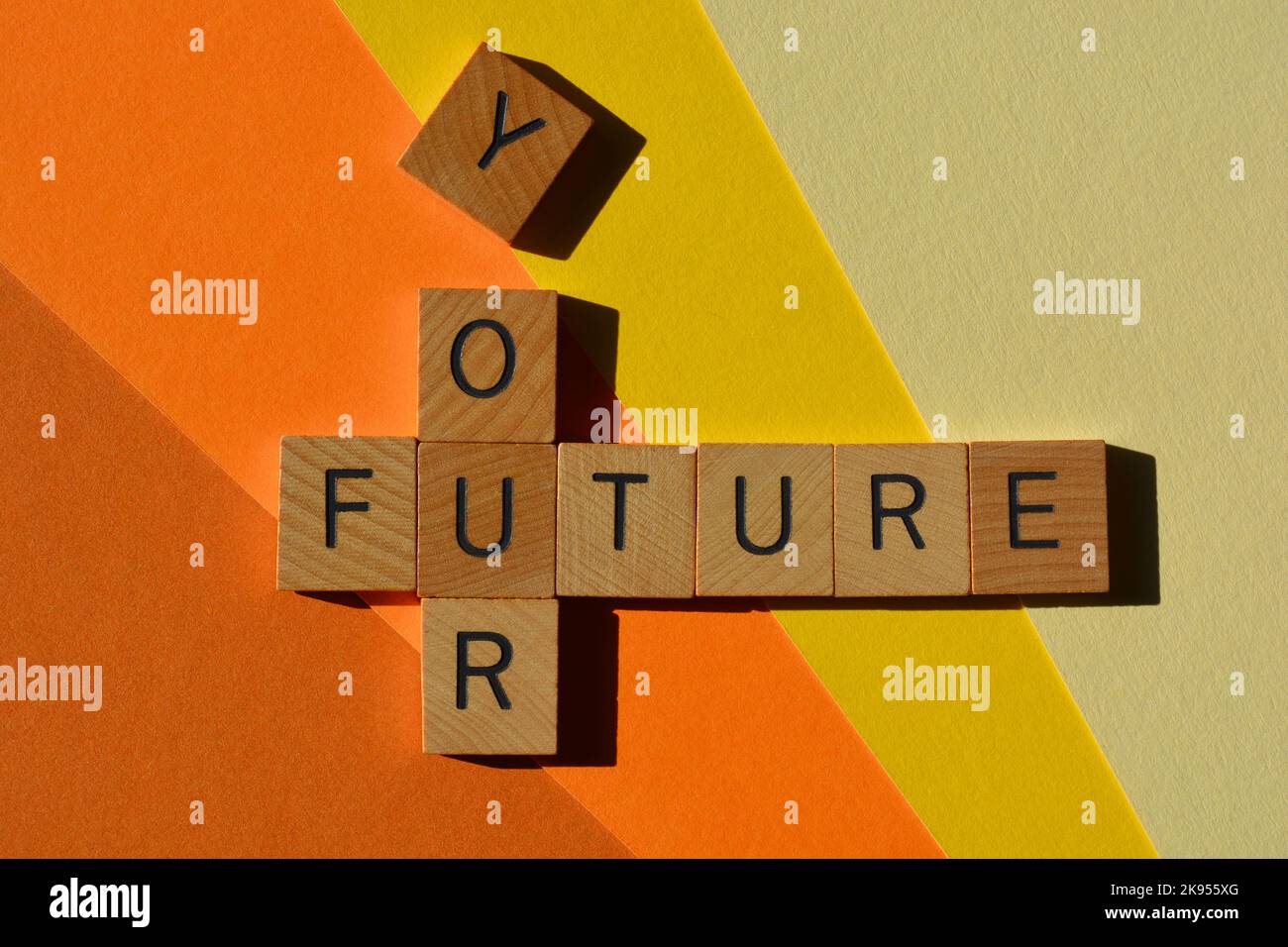 Ihre Zukunft, Wörter in Holzalphabetbuchstaben in Kreuzworträtsel-Form isoliert auf dem Hintergrund Stockfoto